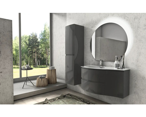 Salle de bains moderne avec lavabo, armoire de toilette et fenêtre donnant sur la verdure