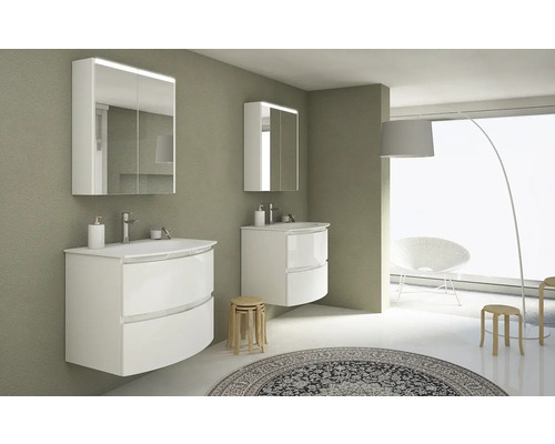 Badezimmer-Szene mit zwei Waschtischen, Spiegelschränken, Hockern und rundem Teppich