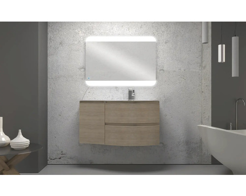 Badezimmer mit Waschtischunterschrank, Spiegel mit Beleuchtung und Badewanne