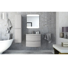 Salle de bain lumineuse avec meuble sous-lavabo, armoire de toilette, serviettes et baignoire