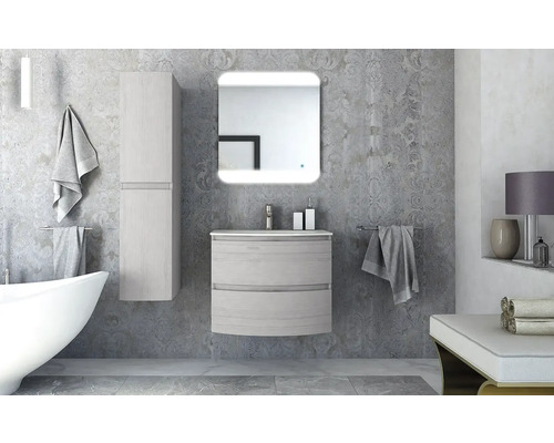 Helles Badezimmer mit Waschtischunterschrank, Spiegelschrank, Handtüchern und Badewanne