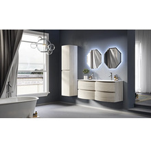 Salle de bains moderne avec meuble-lavabo, armoire de toilette, baignoire et fenêtre