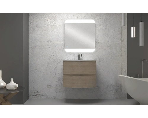 Salle de bain avec meuble sous-vasque, lavabo, miroir éclairé et baignoire