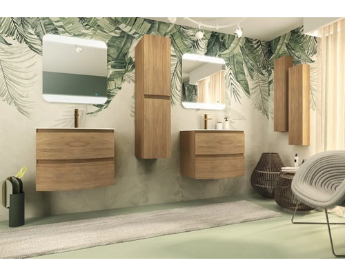 Salle de bain avec lavabos, miroirs et armoires en bois devant un mur à motifs végétaux