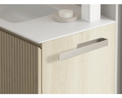 Detailansicht eines Badezimmerschranks mit Handtuchhalter