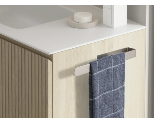 Detailansicht eines Waschtischunterschranks mit Handtuchhalter und Handtuch