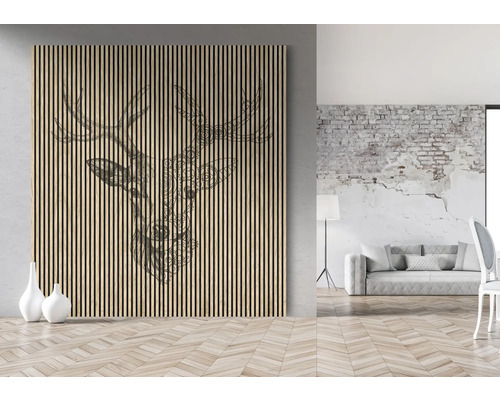 Vue d''une pièce avec un panneau en bois et un motif de cerf, complétée par des vases et un plancher en bois