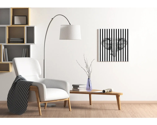 Wohnzimmer mit Sessel, Stehlampe und Wandbild mit Elefantenmotiv
