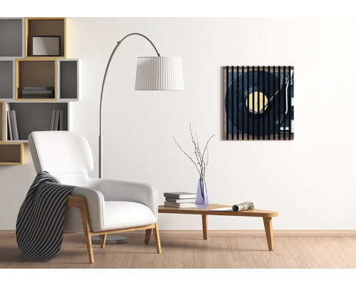 Wohnzimmer mit Sessel, Stehlampe, Couchtisch und Wandbild