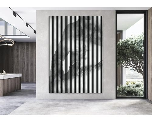 Tableau mural décoratif avec rayures verticales et motif abstrait dans une pièce moderne