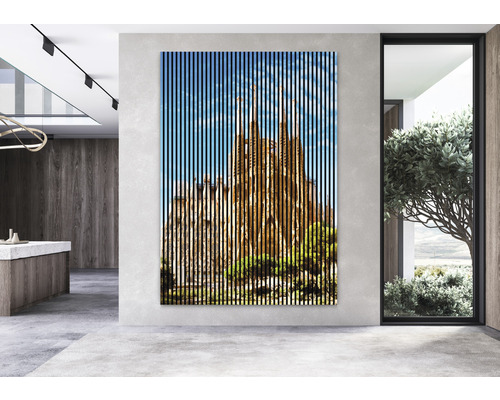 Image murale avec un motif de la Sagrada Familia dans une pièce meublée moderne