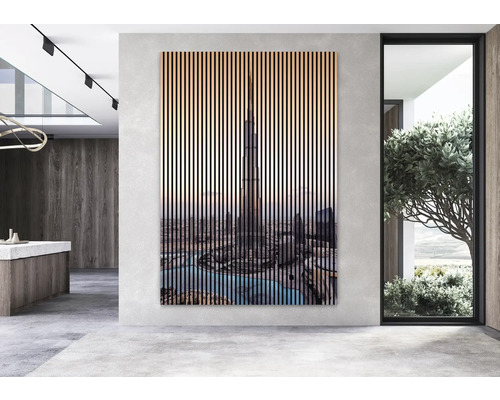 Panneau mural décoratif avec motif de ville dans un espace moderne.