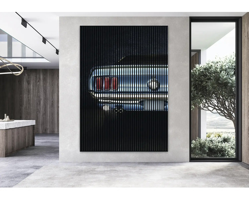 Panneau acoustique avec un motif automobile dans une pièce meublée moderne.