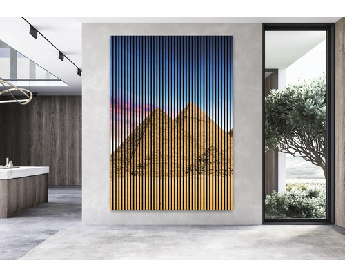 Intérieur avec panneau mural à motif de pyramides