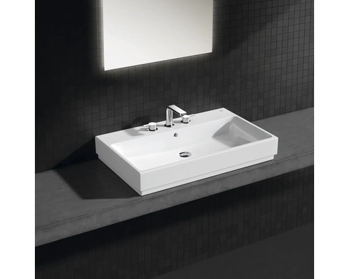 Rechteckiges Keramik Waschbecken mit Armatur auf einer Ablage