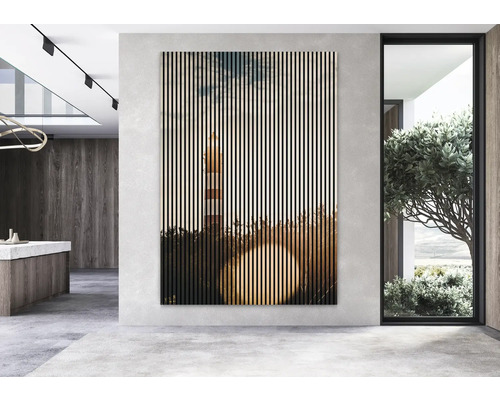 Tableau mural avec motif de phare et structure à lamelles dans un espace moderne