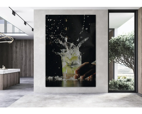 Intérieur moderne avec une image à lamelles verticales sur le mur.