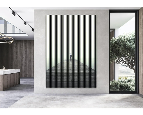 Pièce spacieuse avec une peinture murale à rayures verticales et une personne se tenant dans un escalier