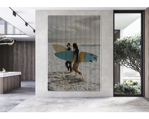 Tableau mural décoratif avec motif de surf et lignes verticales dans un espace de vie moderne.
