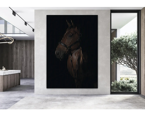Salon moderne avec une œuvre d''art représentant un cheval.