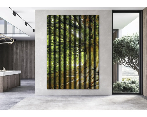 Grande peinture murale d''un arbre sur des lattes de bois dans une pièce meublée de façon moderne.