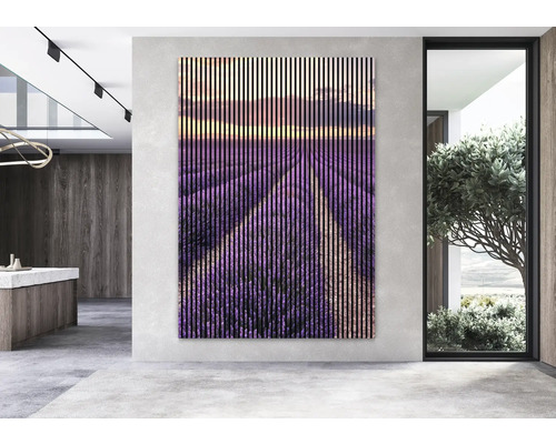 Panneau mural décoratif avec un motif de champ de lavande dans un espace de vie moderne.
