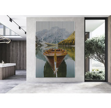 Image murale décorative avec un motif de bateau et des rayures verticales dans une pièce moderne.