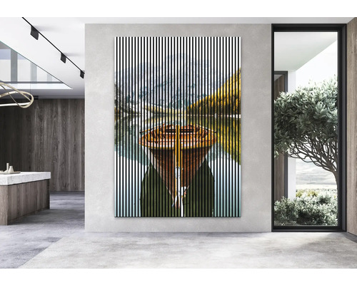 Image murale décorative avec un motif de bateau et des rayures verticales dans une pièce moderne.