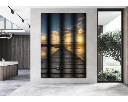Panneau acoustique avec un motif de coucher de soleil sur un bâtiment dans une pièce lumineuse.