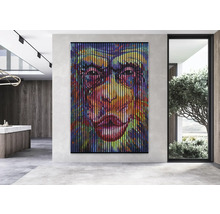 Panneau mural décoratif avec motif de singe coloré dans un espace moderne.