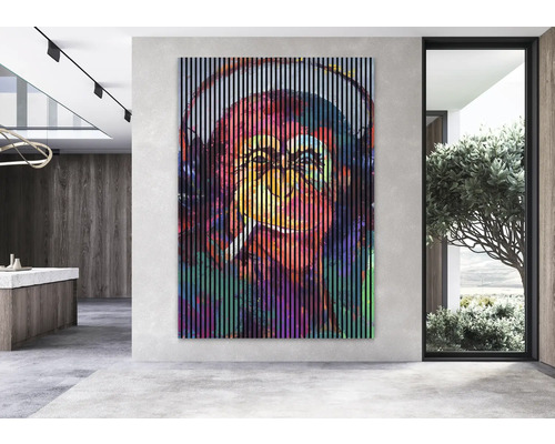 Panneau mural décoratif avec motif de singe dans une pièce meublée de façon moderne.