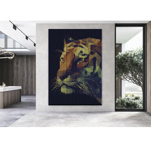 Dekoratives Wandpaneel mit Tiger-Motiv im modernen Wohnraum.