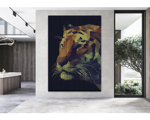 Panneau mural décoratif avec motif de tigre dans un espace de vie moderne.