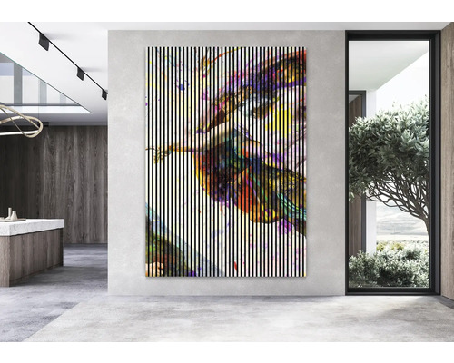 Art mural abstrait avec des rayures verticales dans une pièce moderne.
