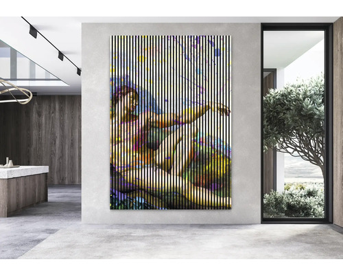 Image murale décorative avec des rayures verticales et un motif artistique coloré dans un espace moderne