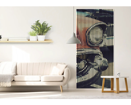 Salon avec canapé, étagère et panneau mural à motif automobile