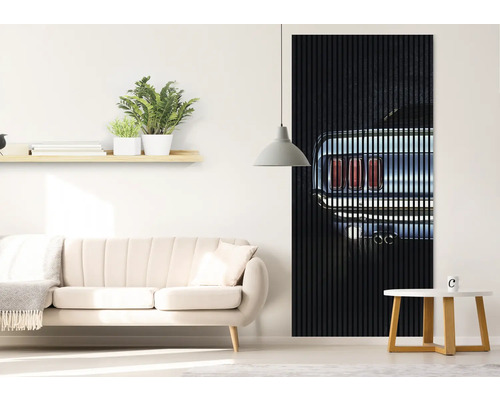 Salon avec canapé, table d''appoint et panneau mural avec motif de voiture