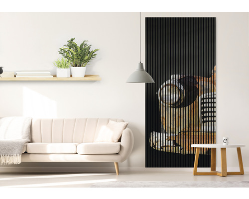 Salon avec canapé, table d''appoint et panneau mural avec motif automobile