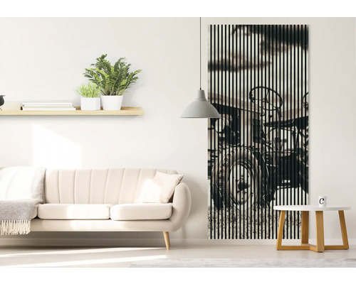 Salon avec canapé, étagère, lampe et panneau acoustique avec un motif de tracteur