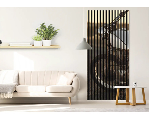 Salon avec canapé et panneau mural avec un motif de moto