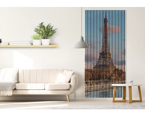 Salon avec canapé, table et décoration murale avec motif Tour Eiffel