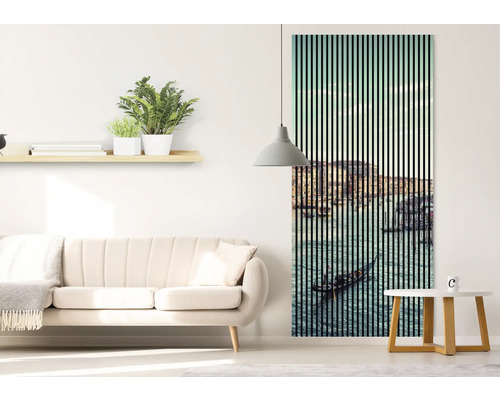 Salon avec canapé, étagère et image acoustique avec motif de Venise