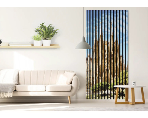 Ambiance intérieure avec canapé, table d''appoint, suspension, étagère et image à lamelles avec motif architectural