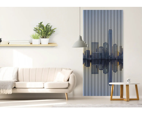 Salon avec canapé, table d''appoint, étagère et tableau mural avec motif urbain