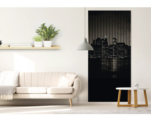 Salon avec canapé, table d''appoint et panneau mural avec motif de skyline