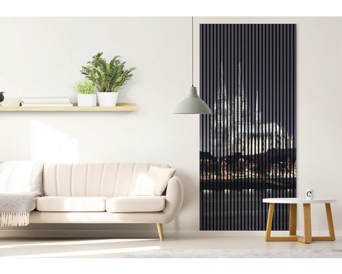 Salon avec canapé, table d''appoint et panneau mural avec motif de cathédrale