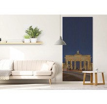 Salon avec canapé, étagère avec plantes et panneau acoustique avec motif de la porte de Brandebourg