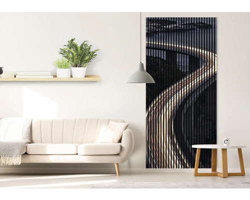 Salon avec canapé, étagère, table d''appoint, lampe et panneau acoustique avec motif de rue