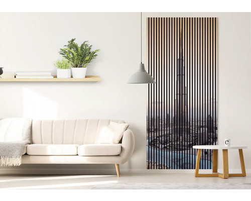 Salon avec canapé, table et panneau mural avec motif de paysage urbain