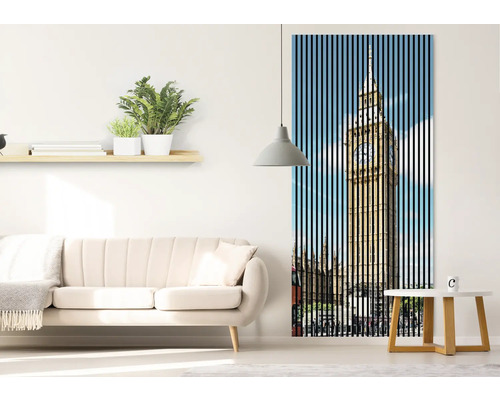 Salon avec canapé, table d''appoint, étagère avec plantes et tableau mural avec motif Big Ben